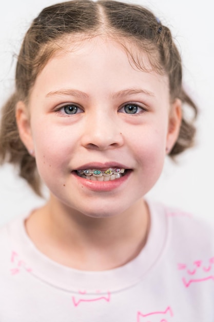 Foto niña con llaves de arco iris