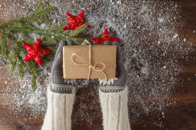 Niña llena de regalos de navidad