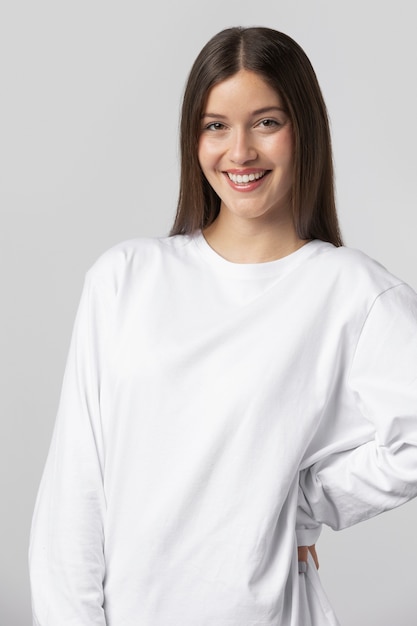 niña, llevando, camiseta blanca, posar, en, estudio