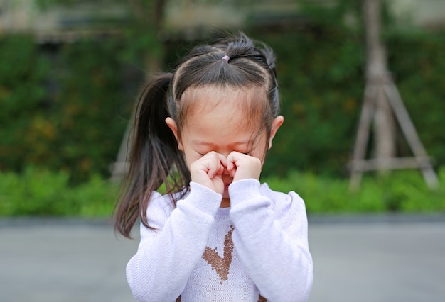 Niña llorando en el parque