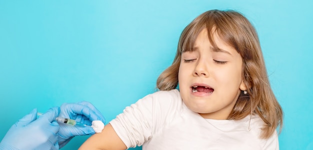 Niña llorando porque la están inyectando