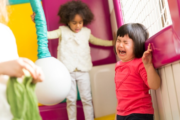 Niña llorando en la sala de juegos