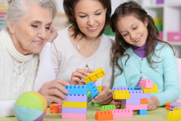 niña con madre y abuela