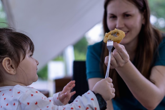 niña y madre comiendo unas deliciosas papas