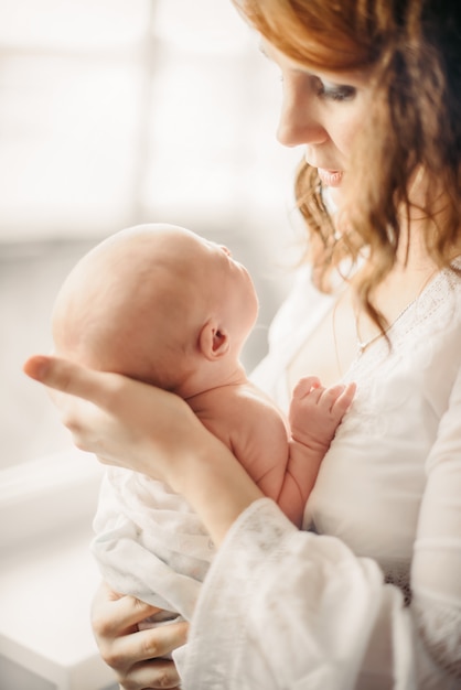 Una niña, madre en el hospital con un recién nacido.