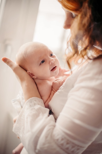 Una niña, madre en el hospital con un recién nacido.