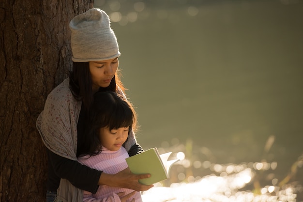 Niña y madre leyendo el libro