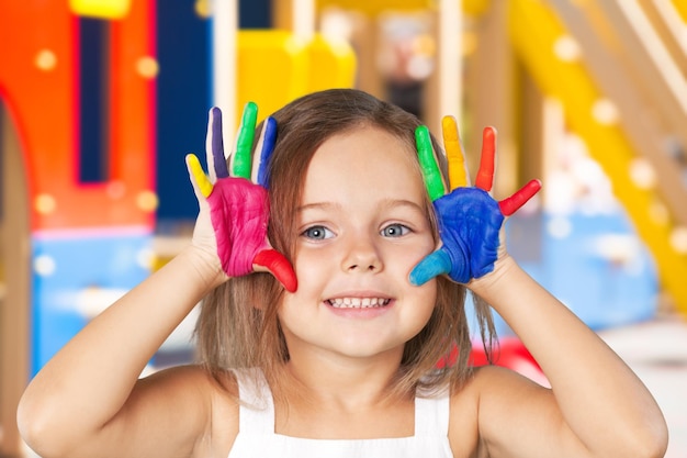 niña con las manos pintadas