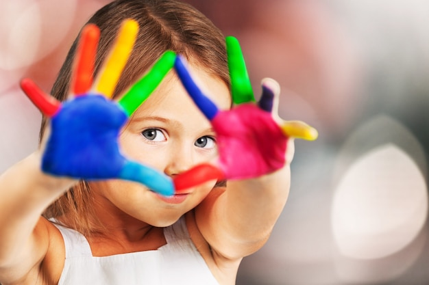 Niña con manos pintadas