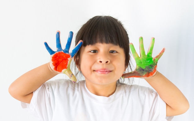 niña con las manos en pintura en blanco