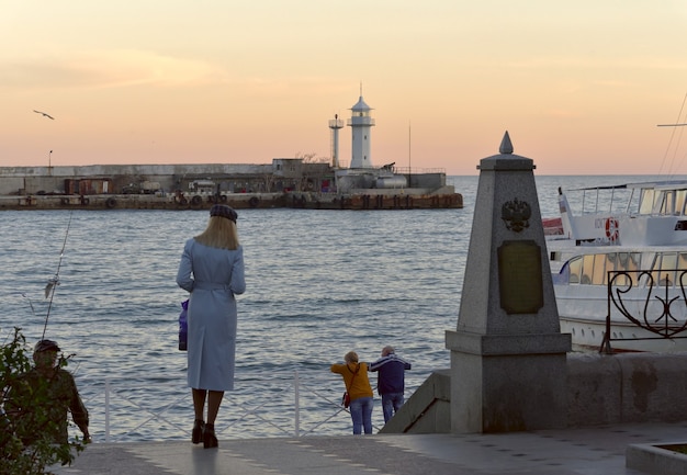 Una niña con un manto azul en el terraplén principal de Yalta, la capital de la costa sur de Crimea.