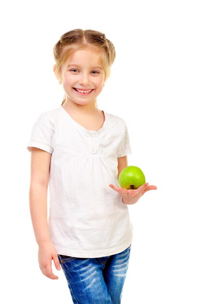 Niña con manzana aislado sobre un fondo blanco.