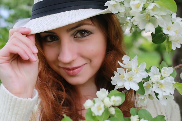 Niña, en, manzana, jardín, flor