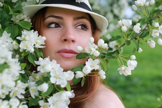 Niña, en, manzana, jardín, flor