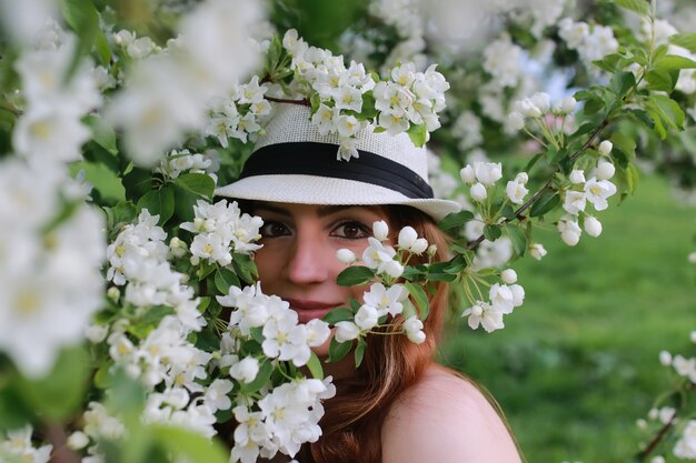 Niña, en, manzana, jardín, flor