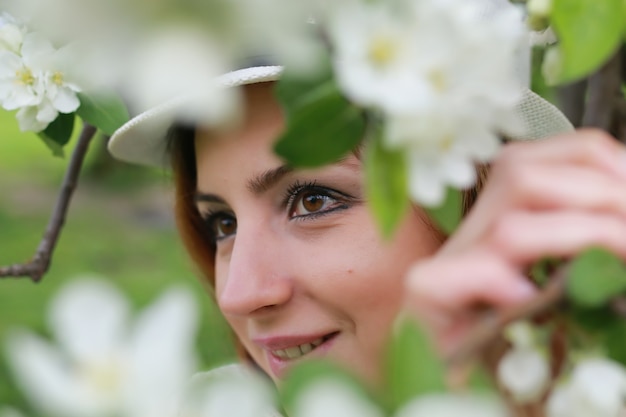 Niña, en, manzana, jardín, flor