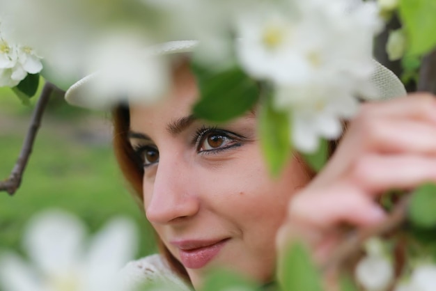 Niña, en, manzana, jardín, flor