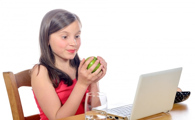 Una niña con una manzana