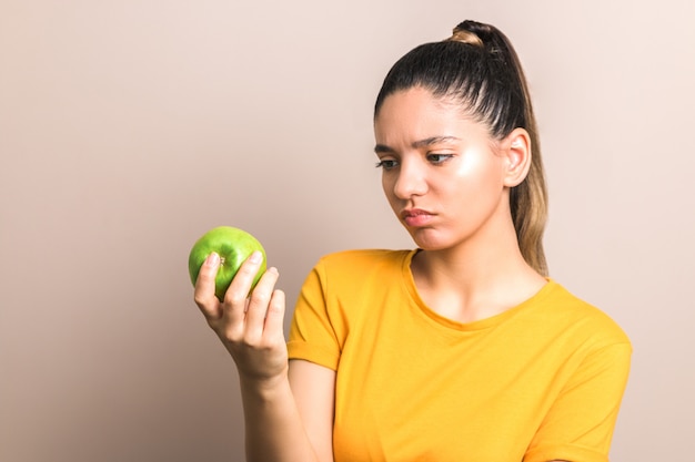 niña con manzana