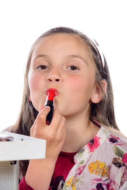 Una niña se maquilla los labios