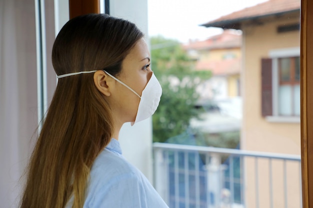 Niña máscara de aislamiento en la cara contra la enfermedad por coronavirus 2019.