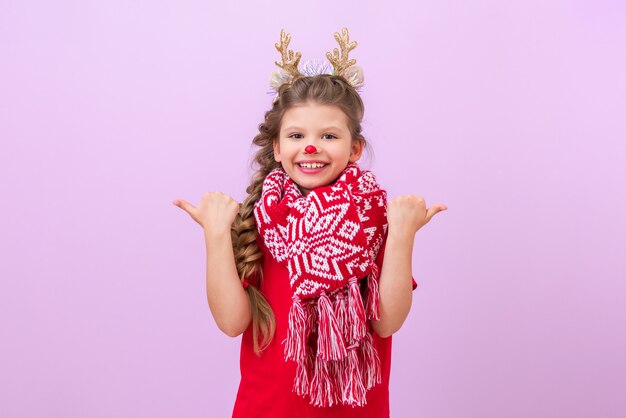 Una niña con una máscara de ciervo de Año Nuevo apunta sus dedos en diferentes direcciones.