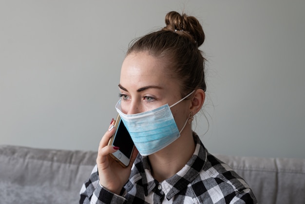 Niña con máscara médica para protegerla del virus.