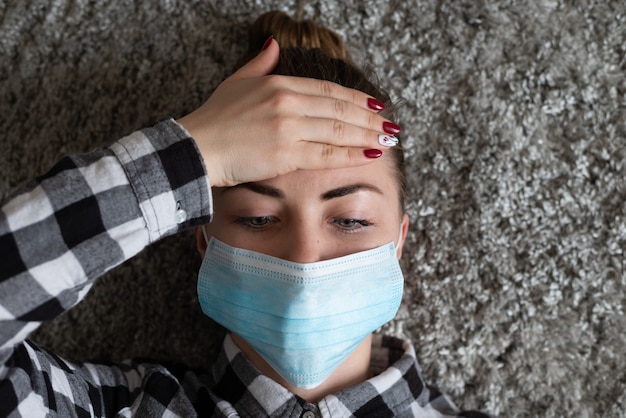 Foto niña con máscara médica para protegerla del virus.