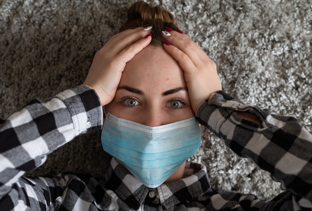 Foto niña con máscara médica para protegerla del virus.