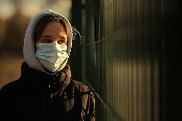 niña con una máscara médica en la zona de cuarentena COVID19 Pandemia de coronavirus en cuarentena