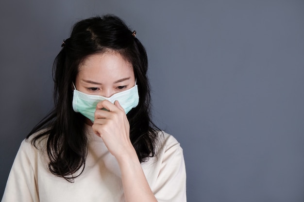 Niña con máscara para protegerla del virus o la contaminación.