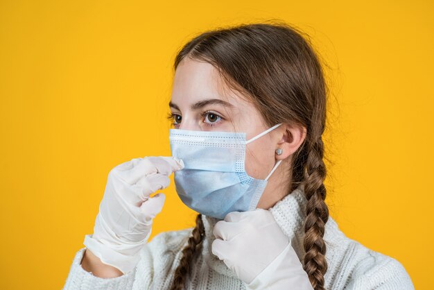 Niña con máscara respiratoria para protegerse del coronavirus, segura.