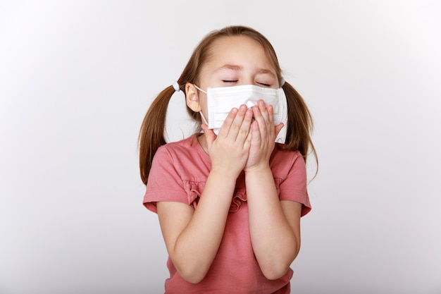 Niña con máscara de virus y bacterias.