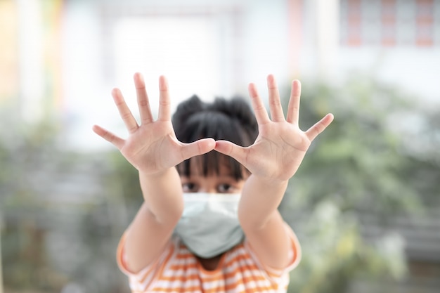 Niña con máscaras para prevenir enfermedades