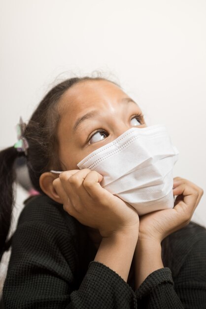 Foto niña con mascarilla médica