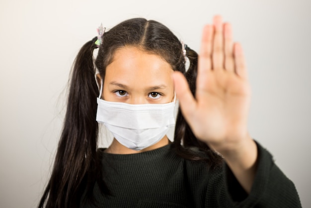 Niña con mascarilla médica