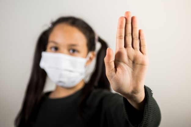 Foto niña con mascarilla médica