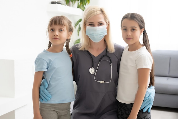 Niña en el médico - chequeo pediátrico.