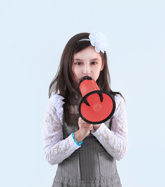 Niña con un megáfono rojo. aislado sobre fondo blanco.