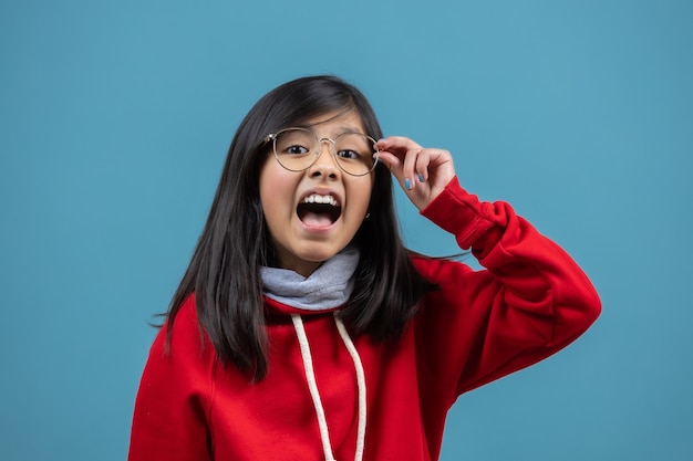 Niña mexicana con gafas expresión sorprendida