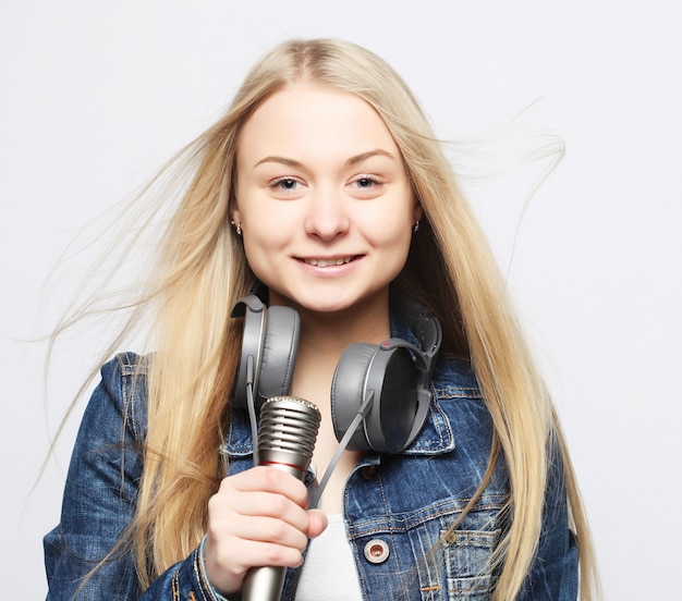 Niña con micrófono canta