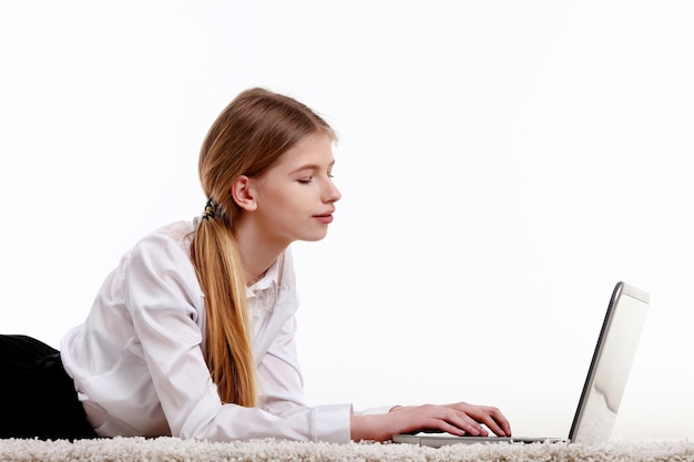 Niña mintiendo y usando computadora portátil