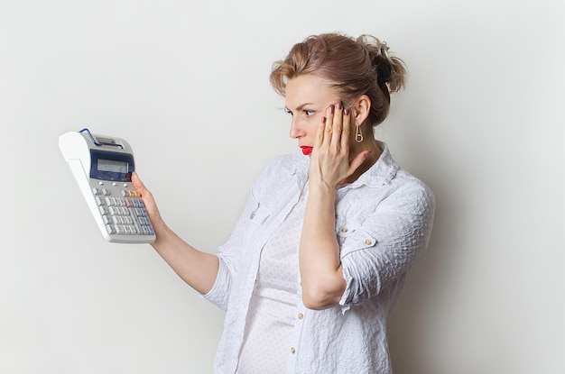 La niña mira la calculadora con sorpresa.