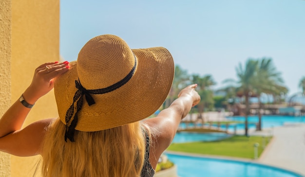 Niña mira a la piscina y al mar