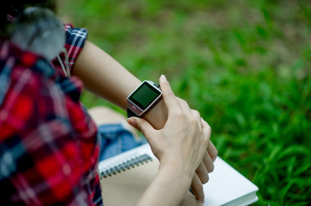 La niña mira el reloj.