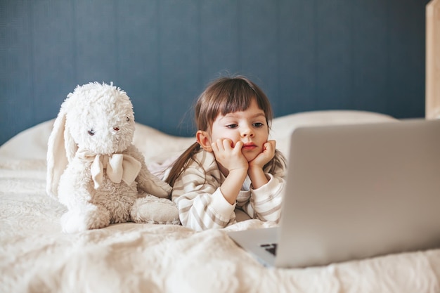 Niña mirando la computadora portátil