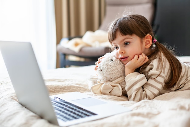 Niña mirando la computadora portátil