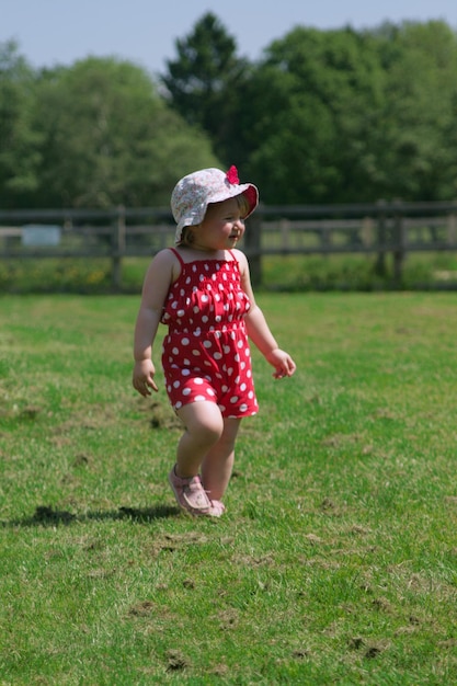 Foto niña mirando hacia otro lado en el campo