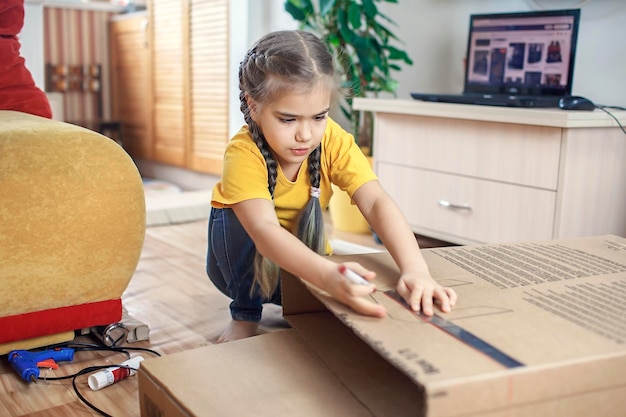 Foto niña mirando hacia otro lado mientras está sentada en casa