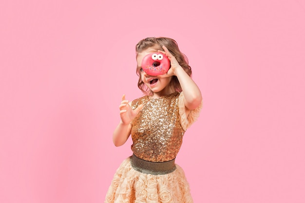 Niña mirando a través del agujero de donut